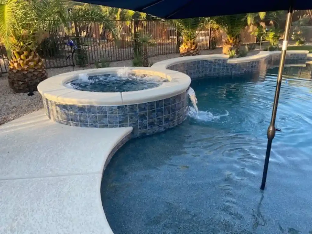 Custom pool by Edgewater Custom Pools
