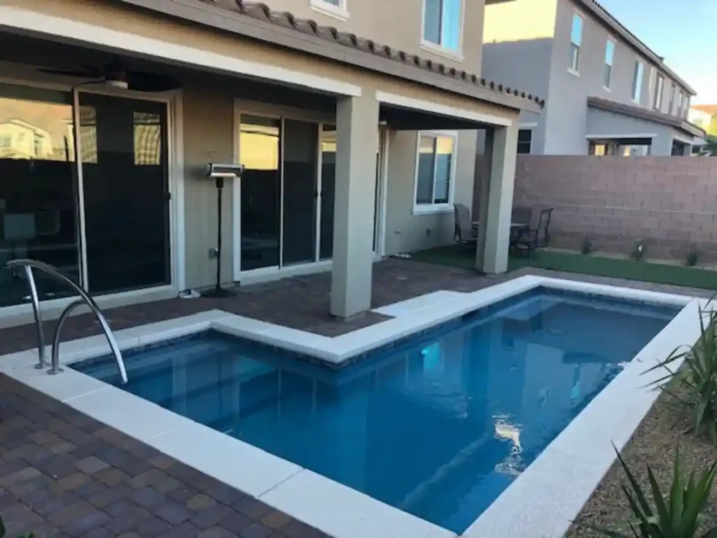 Custom pool by Edgewater Custom Pools