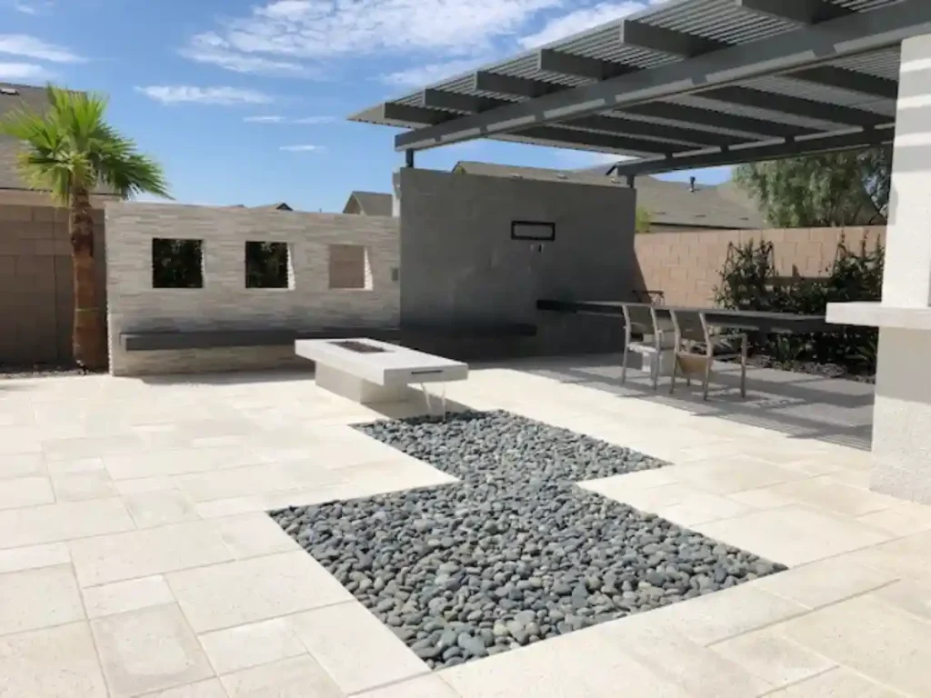 Outdoor living by Edgewater Custom Pools