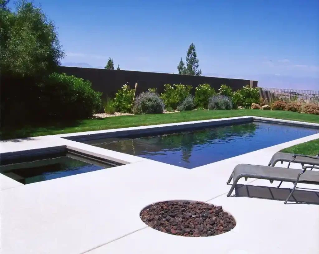 Outdoor living by Edgewater Custom Pools – Pool
